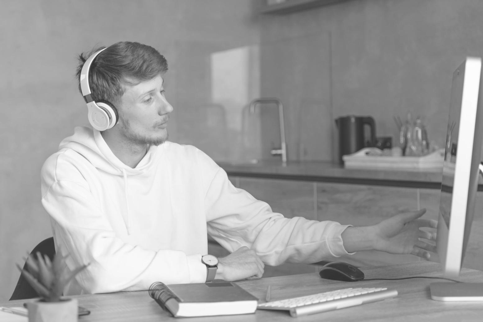Студенти під час практичного заняття з арабської фонетики в класі Mimbratex